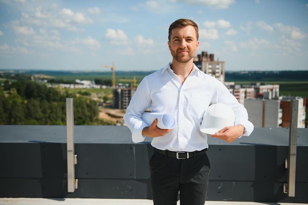 Homem de arquiteto de negócios usando capacete de segurança de um projeto de construção