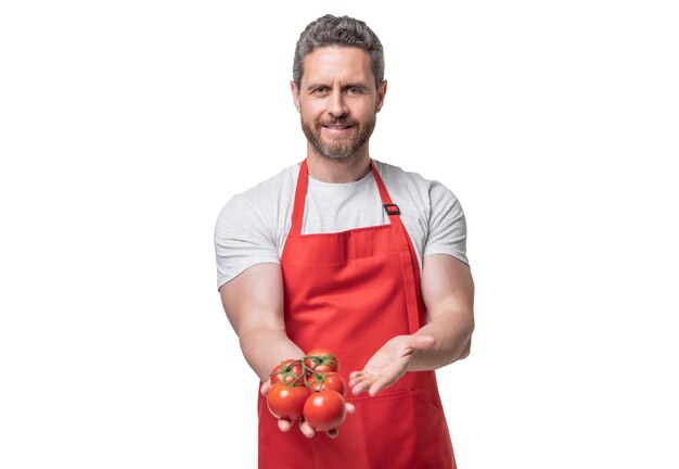 Homem de avental com bando de tomate isolado no branco