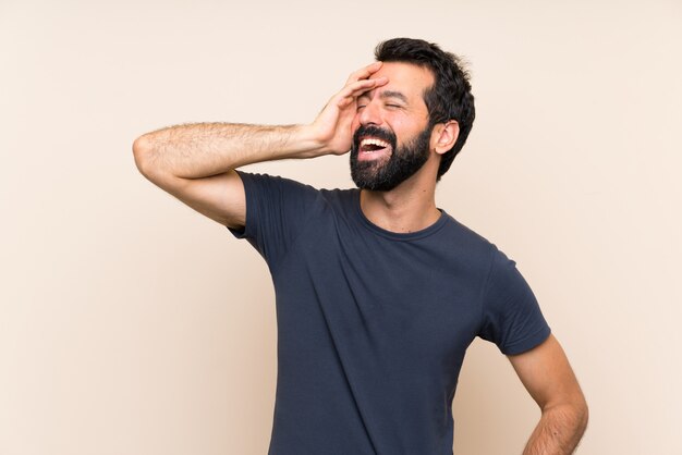 Homem de barba percebeu algo e pretendia a solução