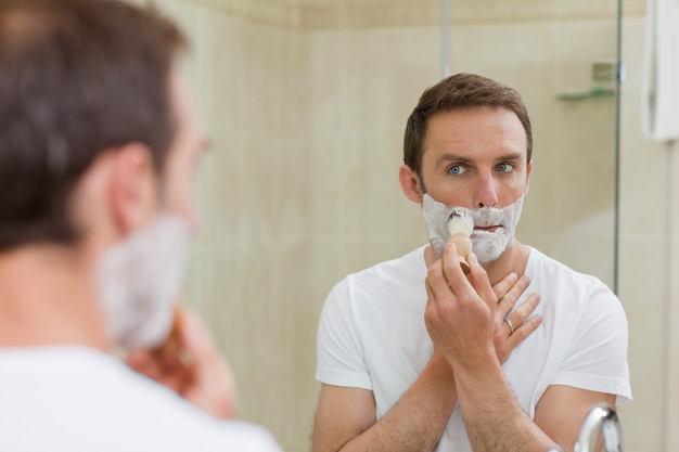 Homem de barbear no banheiro