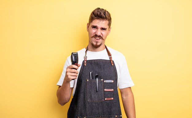 homem de barbeiro hipster olhando intrigado e confuso