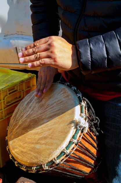 Homem de bateristas de rua tocando tambor africano djembe