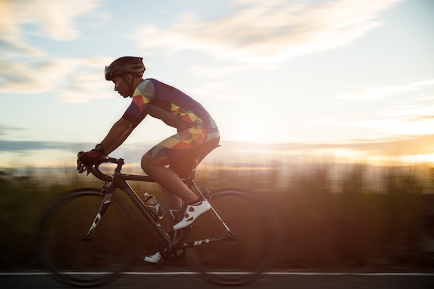 Foto homem de bicicleta de estrada de manhã, conceito de desporto