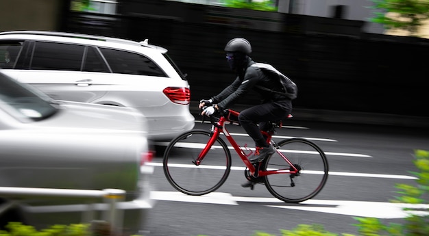 Foto homem de bicicleta na rua