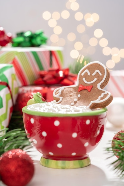 Homem de biscoito de gengibre em um chocolate quente