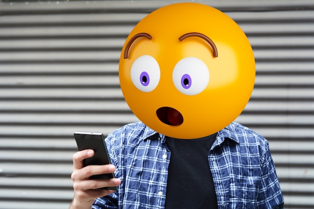 Foto homem de cabeça de emoji