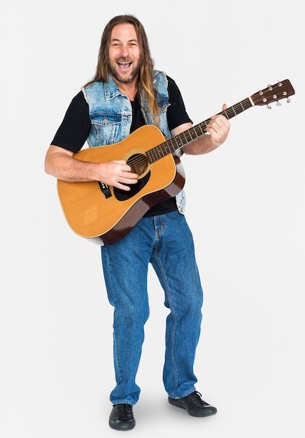 Homem de cabelos compridos, tocando em uma guitarra