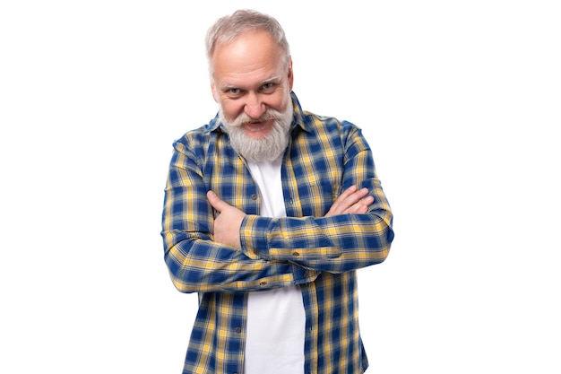 Foto homem de cabelos grisalhos maduro confiante com barba em uma camisa em um fundo branco com espaço de cópia