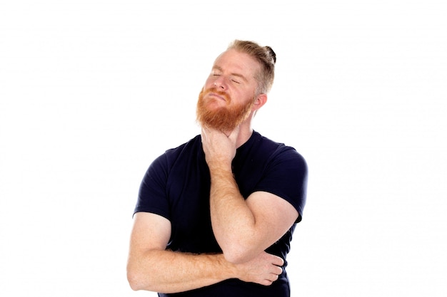 Homem de cabelos vermelhos com barba longa pensando