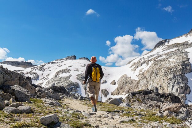 Homem de caminhadas nas montanhas