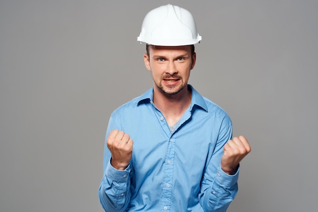 Homem de camisa azul engenheiro capacete de construção segurança trabalho foto de alta qualidade