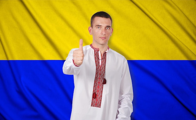 Homem de camisa bordada ucraniana