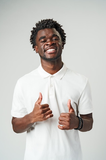 Foto homem de camisa branca a levantar o polegar