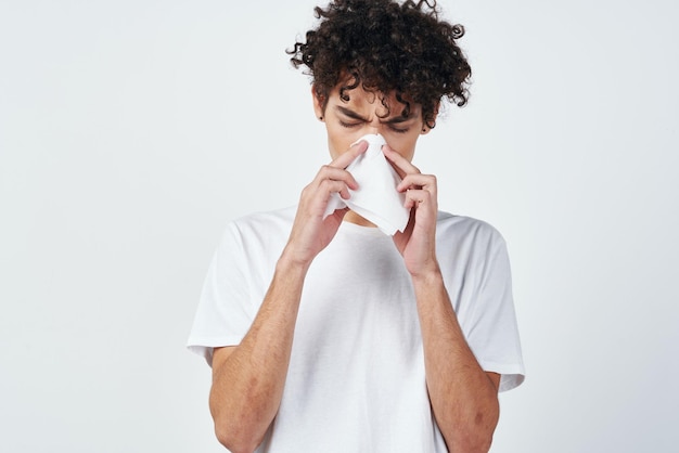 homem de camisa branca lenço tratamento a frio foto de alta qualidade