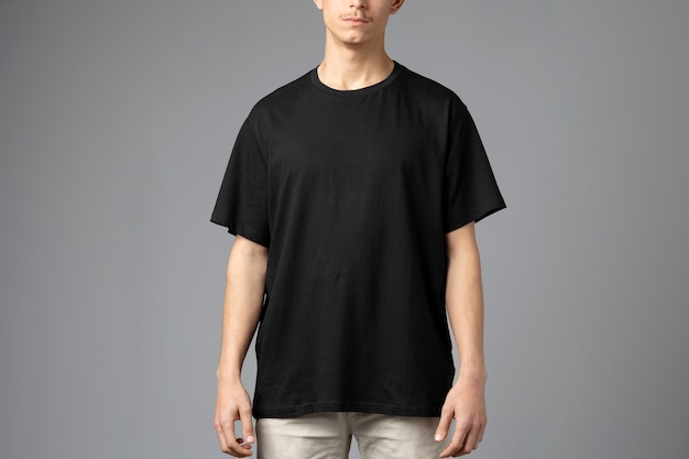 Homem de camisa branca