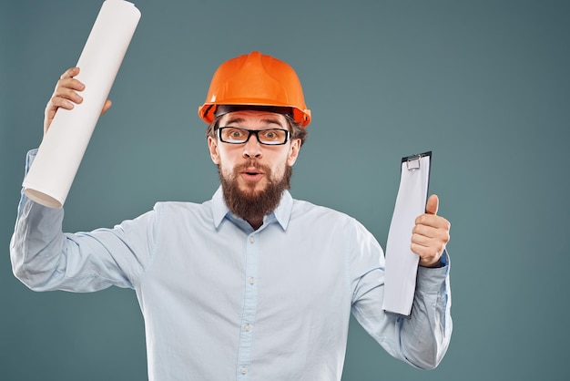 Homem de camisa com planos nas mãos construção emoções profissionais cortada vista foto de alta qualidade