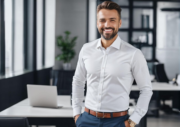 homem de camisa em seu escritório