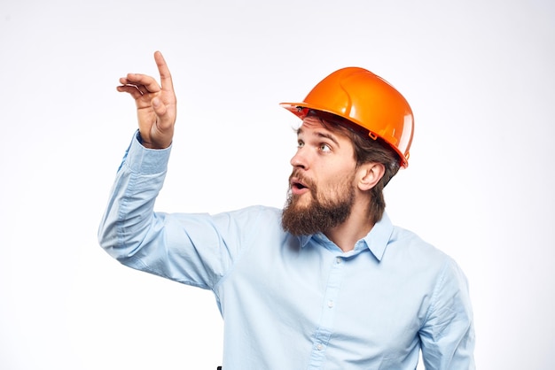 Foto homem de camisa laranja capacete segurança emoções construção visão recortada profissional
