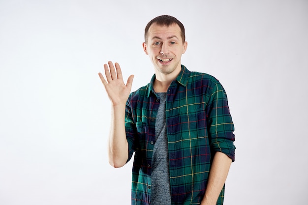 Homem de camisa, sorrindo e acenando