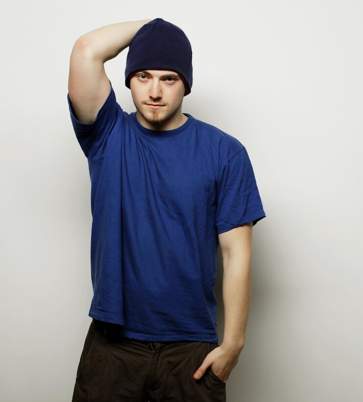 Foto homem de camiseta azul e chapéu azul
