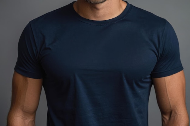 Homem de camiseta azul escuro