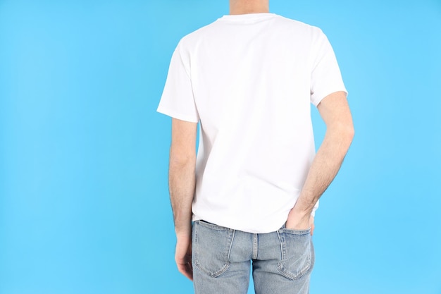 Homem de camiseta branca em branco sobre fundo azul