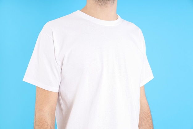 Homem de camiseta branca em branco sobre fundo azul