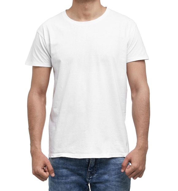 Homem de camiseta em close de fundo branco