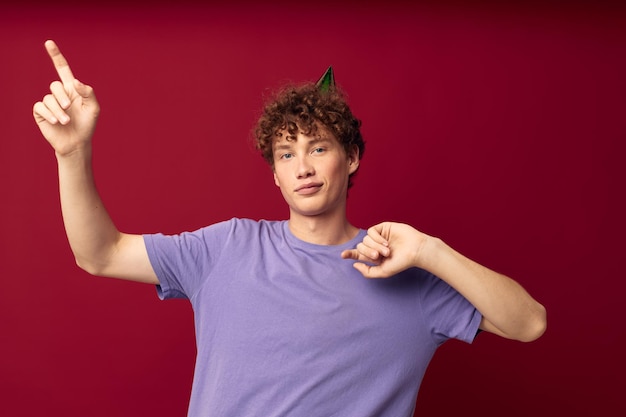 Homem de camiseta posando contra o fundo