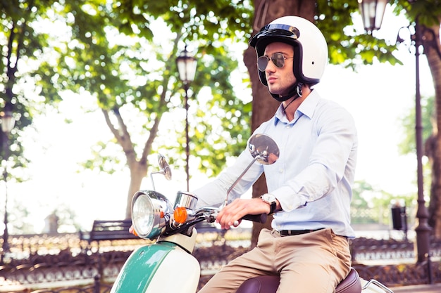 Foto homem de capacete andando de scooter