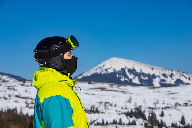 Homem de capacete e máscara de esqui. reflexão. atividade de inverno. dia ensolarado