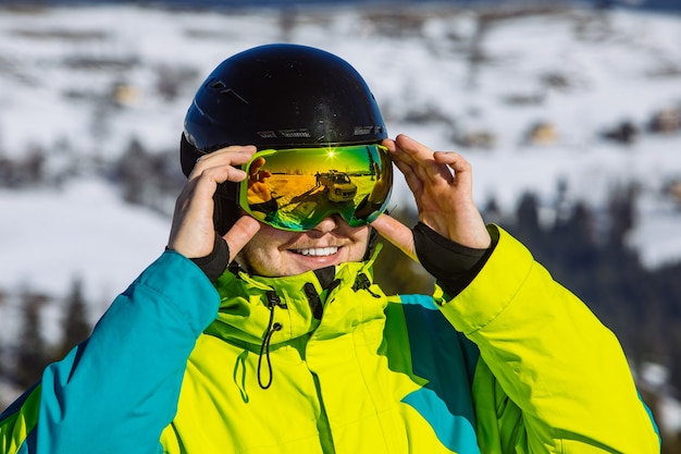 Homem de capacete e máscara de esqui. reflexão. atividade de inverno. dia ensolarado