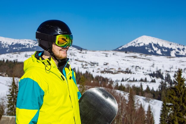 Homem de capacete e máscara de esqui. reflexão. atividade de inverno. dia ensolarado