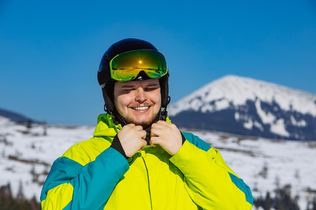 Homem de capacete e máscara de esqui. reflexão. atividade de inverno. dia ensolarado