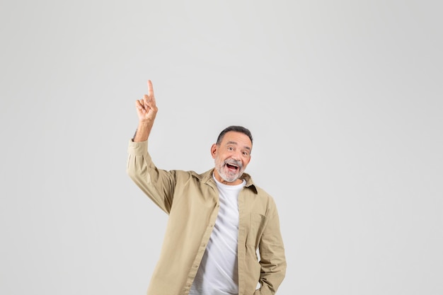 Homem de casaco castanho e camisa branca