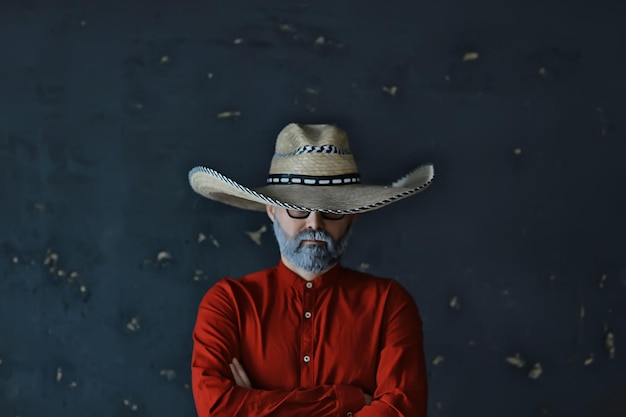 homem de chapéu com aba de palha, esconde o rosto, cara incógnito, estilo abstrato de música country américa oeste