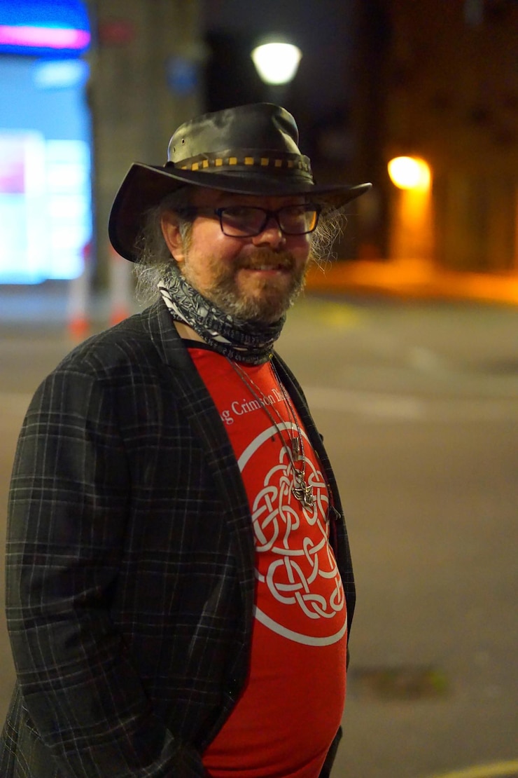 Foto homem de chapéu de pé ao ar livre