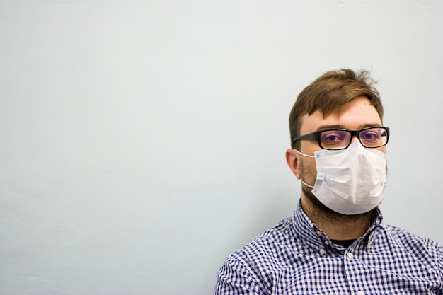Homem de close em uma máscara de proteção médica durante a epidemia de coronavírus