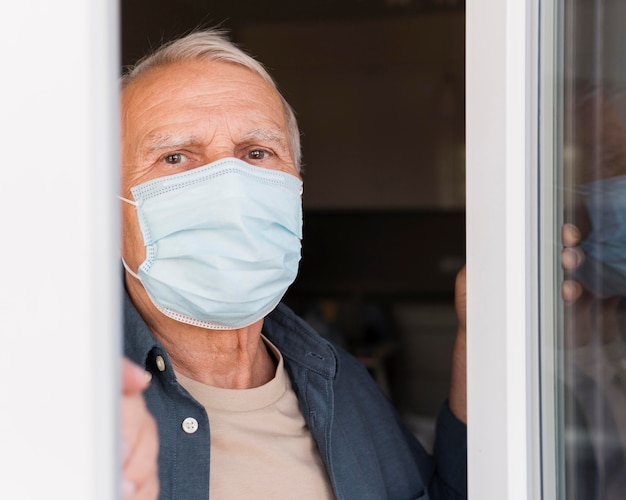 Foto homem de close-up com máscara médica