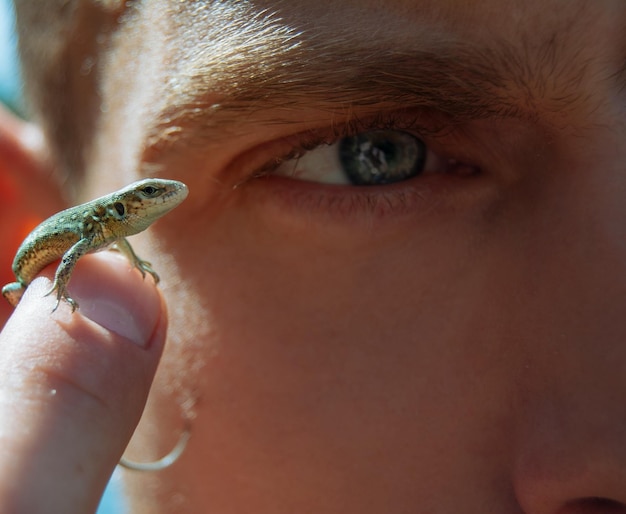 Foto homem de close-up segurando um lagarto
