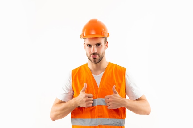 Homem de colete refletivo laranja e capacete mostra o polegar isolado no engenheiro de fundo branco