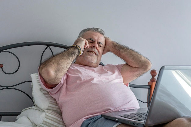 Foto homem de comprimento completo a usar telemóvel