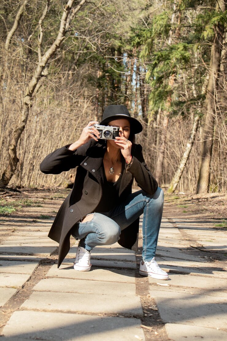 Foto homem de comprimento completo fotografando câmera em árvore