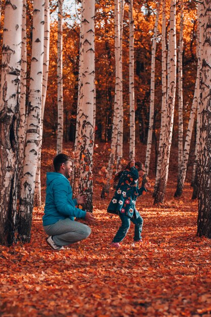 Homem de conceito de família feliz de comprimento total com cabelo escuro em jaqueta azul e calça esporte cinza sentar e olhar ...