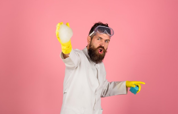 Homem de conceito de limpeza de equipamento de limpeza com espuma disponível.