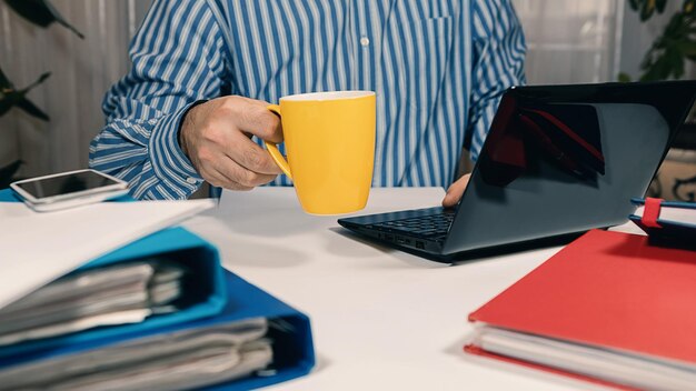 Homem de conceito trabalhando em casa. Copiar espaço Homem sentado na mesa trabalhando com laptop em casa