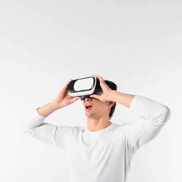 Homem de cópia-espaço com fone de ouvido de realidade virtual