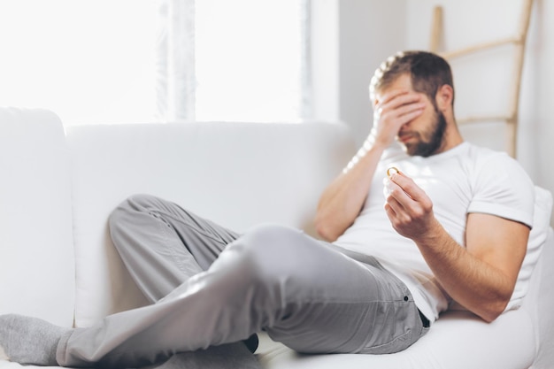 Homem de coração partido segurando um anel de casamento