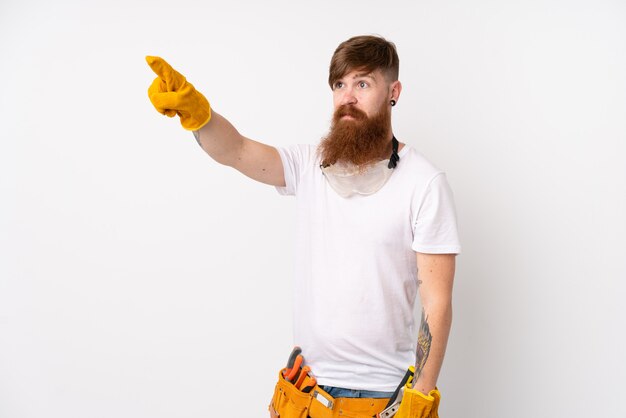 Homem de eletricista ruiva com barba longa isolado parede branca tocando na tela transparente