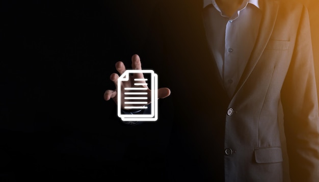 Homem de empresário segurando um ícone de documento na mão Document Management Data System Business Internet Technology Concept. Sistema de gerenciamento de dados corporativos DMS.